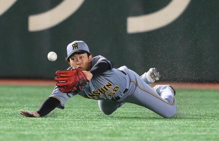 　２回、長野の打球を好捕する中川（撮影・堀内翔）