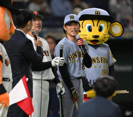 【写真】試合前に神様降臨!ファン感涙!阪神ユニホームで打撃対決する桧山氏