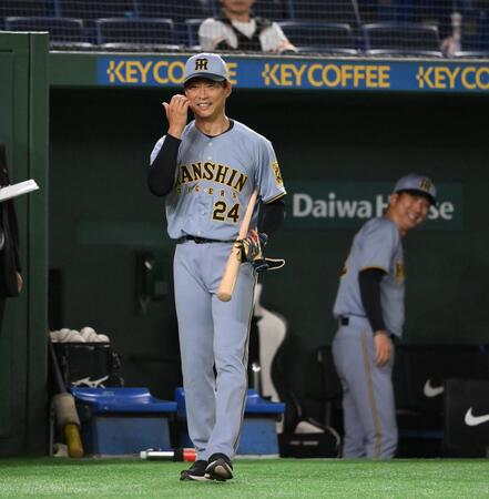 レジェンドＯＢ対決に登場した桧山進次郎氏。後方は藤川監督（撮影・堀内翔）