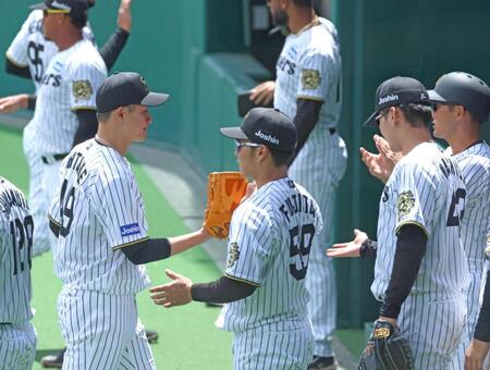 　１回、三者凡退に抑え、ベンチに戻る大竹（左）＝撮影・北村雅宏