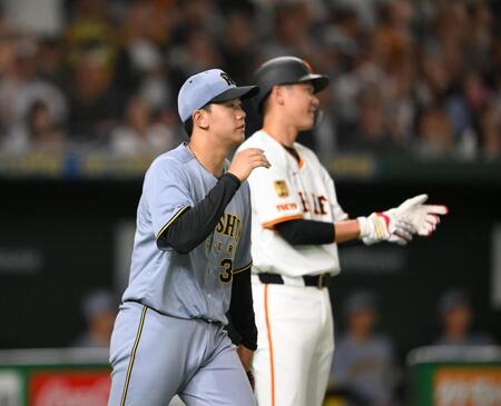 　４回、泉口に２点適時打を打たれた門別。後方は生還した坂本（撮影・堀内翔）