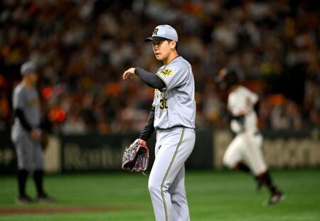 　１回、若林（後方右）に先制の２ランを浴びた門別（撮影・堀内翔）