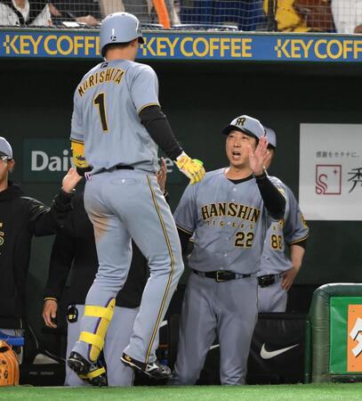 　５回、２ランを放った森下（左）迎える藤川監督（撮影・堀内翔）