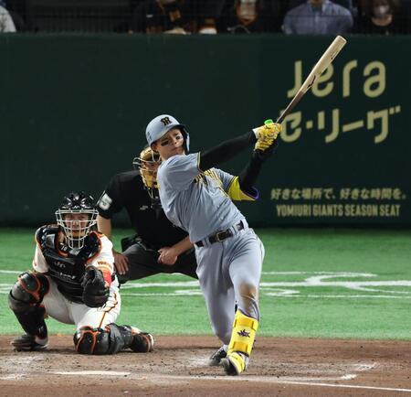 ５回、左越え２ランを放つ森下（撮影・金田祐二）