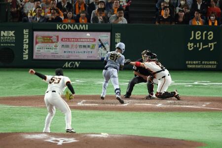 　７回、死球を受ける中野（撮影・金田祐二）