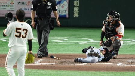 　７回、死球を受ける中野（撮影・金田祐二）