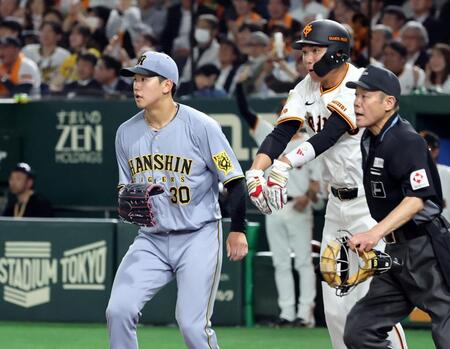　４回、泉口に適時打を許す門別。右は生還した坂本（撮影・田中太一）