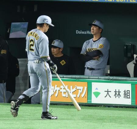 　２回、梅野が送りバントを捕邪飛にし厳しい表情の藤川監督（撮影・金田祐二）