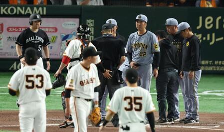 ７回、中野が死球を受け心配する藤川監督（右から４人目）＝撮影・金田祐二