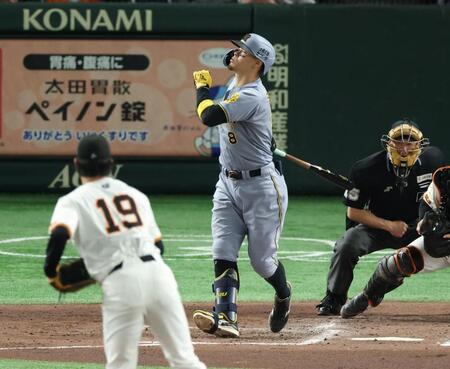 　３回、空振り三振に倒れる佐藤輝（撮影・金田祐二）