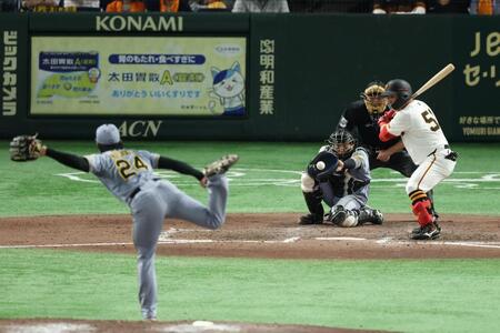 　９回、代打・浅野を１５８キロのストレートで見逃し三振にしとめる工藤（撮影・金田祐二）