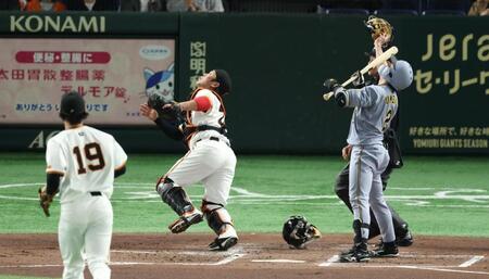 　２回、送りバントを捕邪飛にする梅野（撮影・金田祐二）