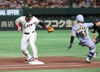 　１回、犠打を決めた中野（右）と一塁手・岡本が交錯する