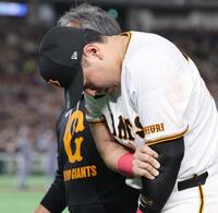 　１回、犠打の中野と交錯し、左腕を押さえながらベンチに下がる岡本