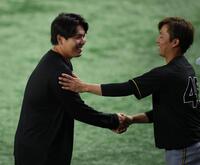 　再会を喜ぶ馬場（左）と島本＝６日