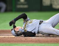 　７回、死球を受けて倒れ込む中野（撮影・堀内翔）