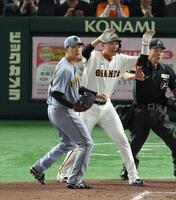 　４回、泉口に２点適時打を浴びた門別。右は生還した坂本（撮影・金田祐二）