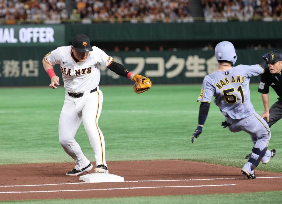 　１回、犠打を決めた中野（右）と一塁手・岡本が交錯する