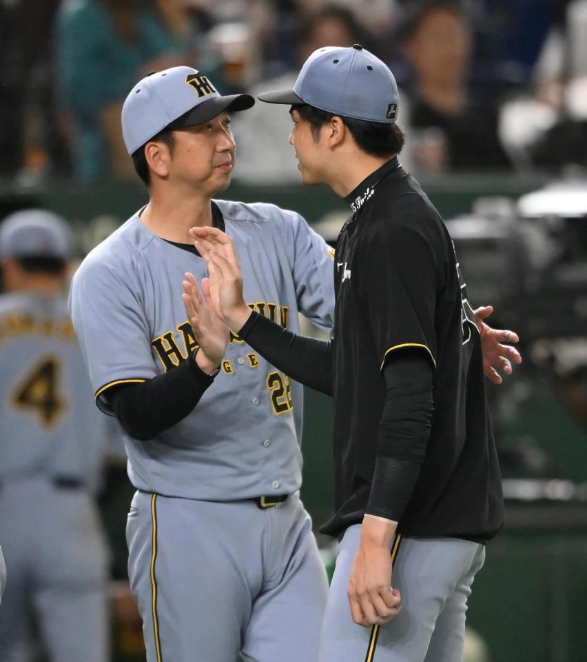 　試合後、才木（右）とタッチを交わす藤川監督（撮影・堀内翔）