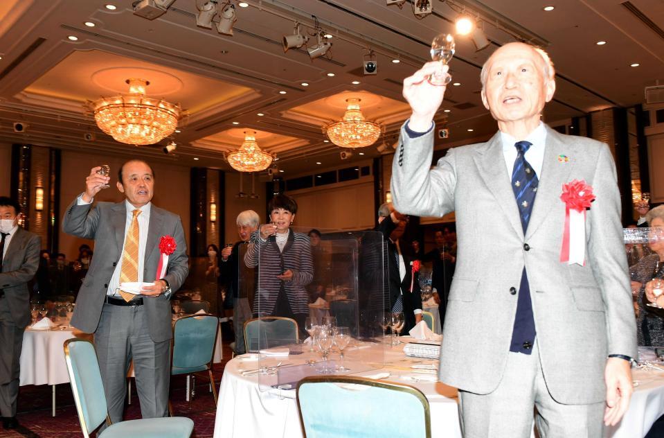 乾杯する阪神・岡田彰布監督（左）と阪急阪神ＨＤ・角和夫会長＝２０２３年１月