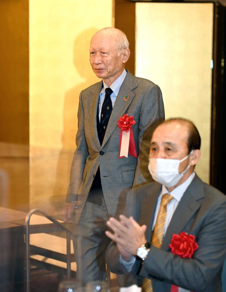 　あいさつを終え降壇する阪急阪神ＨＤ・角和夫会長（手前は阪神・岡田彰布監督）＝２０２３年１月