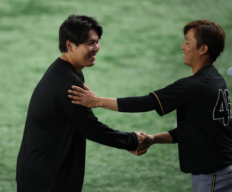 　再会を喜ぶ馬場（左）と島本＝６日