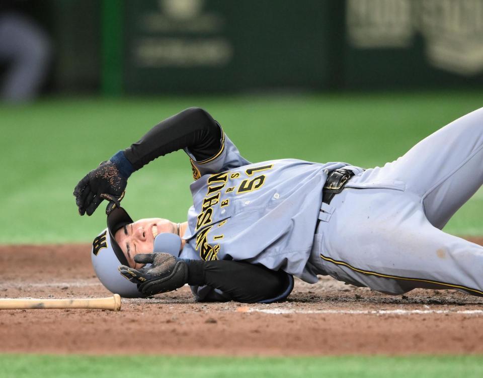 　７回、死球を受けて倒れ込む中野（撮影・堀内翔）