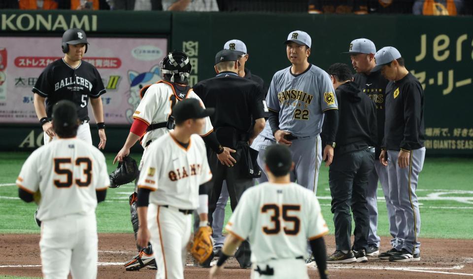 ７回、中野が死球を受け心配する藤川監督（右から４人目）＝撮影・金田祐二