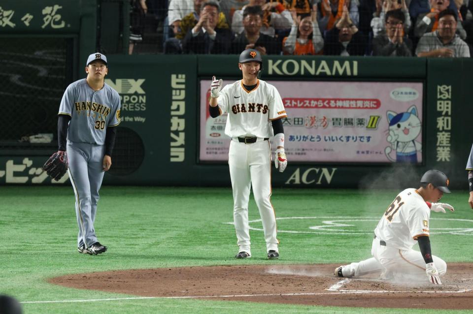 　４回、泉口に２点適時打を浴びた門別。中央は生還した坂本（撮影・金田祐二）