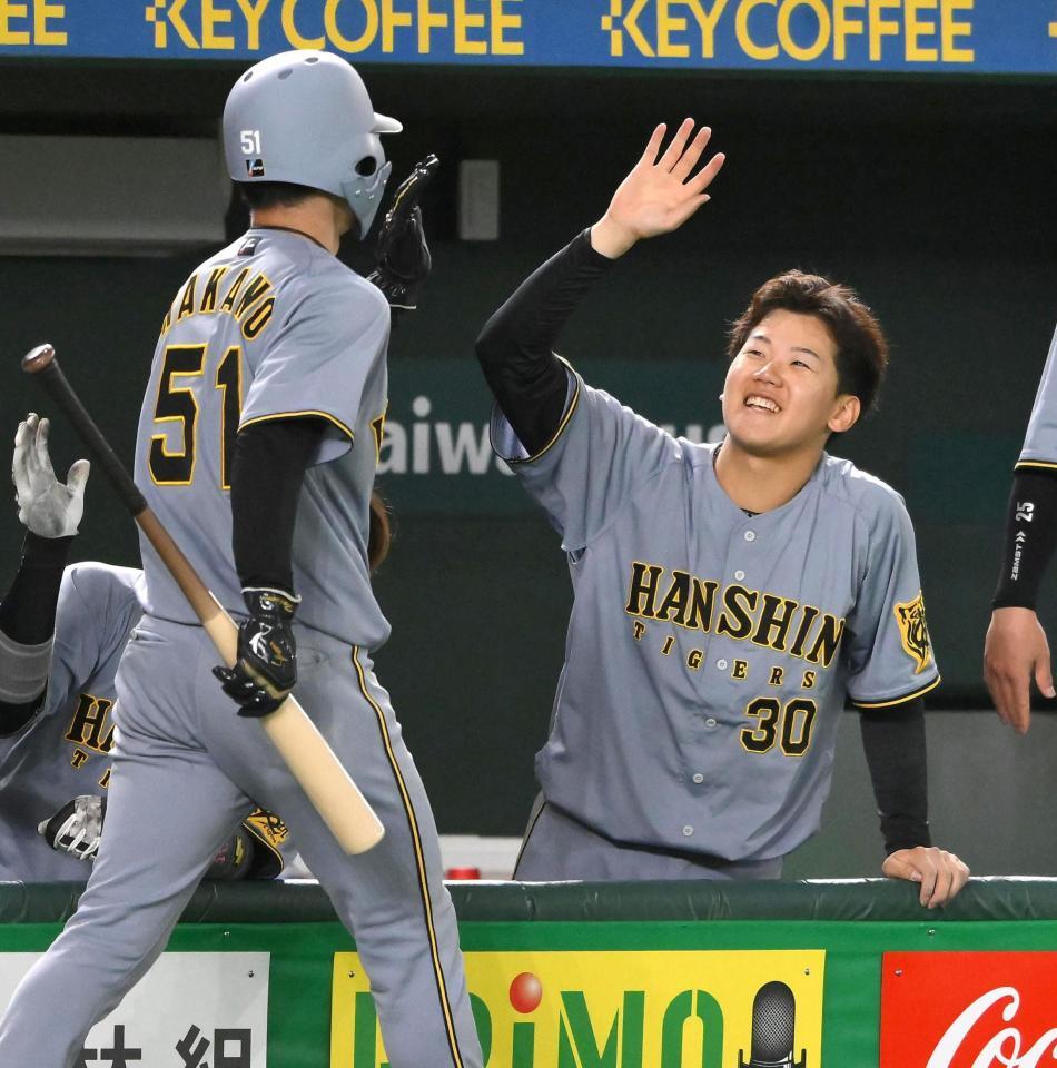 　３回、生還した中野（左）を迎える門別（撮影・堀内翔）