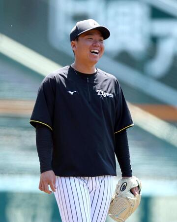 　練習中、笑顔を見せる村上（撮影・山口登）