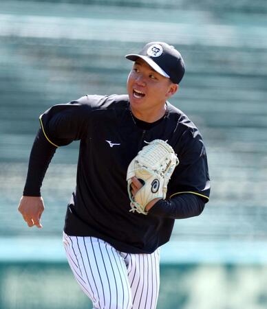 　ノックの打球を追う村上（撮影・山口登）