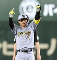 　３回、適時二塁打を放ち両手をあげる森下（撮影・田中太一）