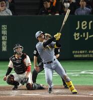 ５回、左越え２ランを放つ森下（撮影・金田祐二）