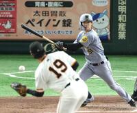 　３回、中前打を放つ中野（撮影・金田祐二）