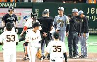 　７回、中野が死球を受け、心配する藤川監督（撮影・金田祐二）