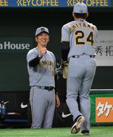 　レジェンドＯＢ対決に登場した桧山進次郎氏（右）とタッチを交わす藤川監督（撮影・堀内翔）