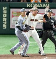 　４回、泉口に２点適時打を浴びた門別。右は生還した坂本