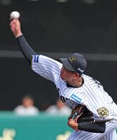 　６回から登板する今朝丸（撮影・北村雅宏）