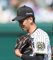 ７回、ピンチを無失点で切り抜け、ベンチに戻る今朝丸（撮影・北村雅宏）
