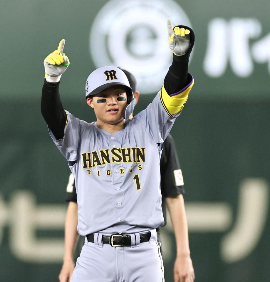 　３回、適時二塁打を放ち両手をあげる森下（撮影・田中太一）