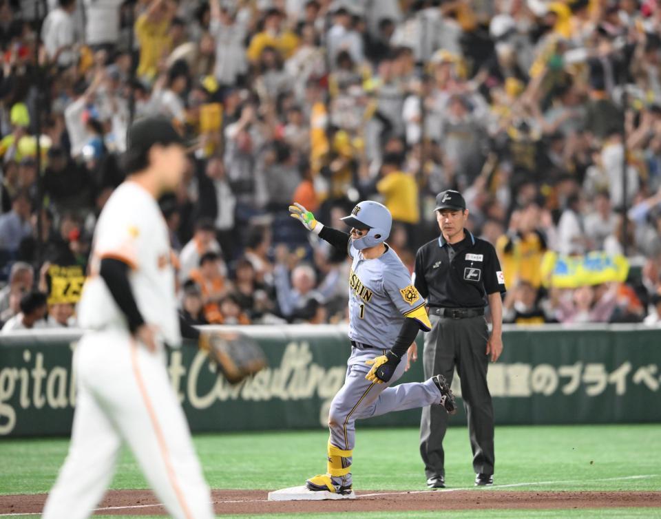 ５回、２ランを放ち三塁を回る森下。手前左は山崎（撮影・堀内翔）