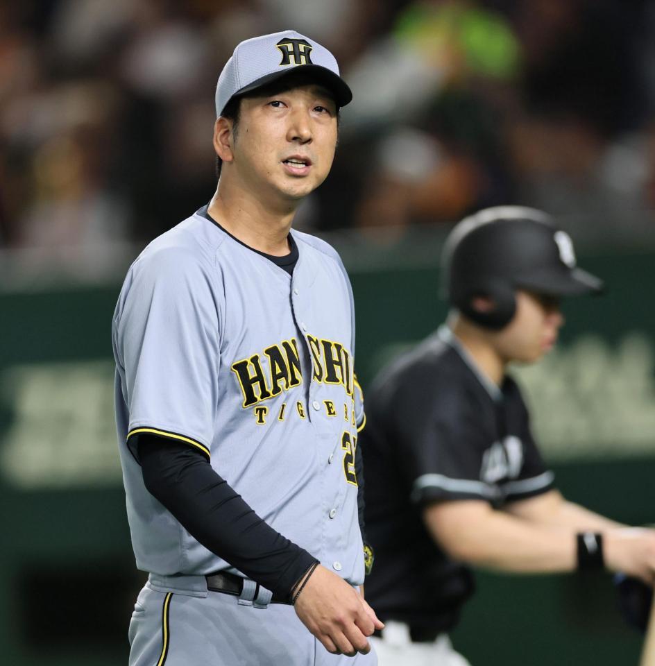 　７回、死球を受けた中野を心配しながらベンチへ戻る藤川監督（撮影・田中太一）