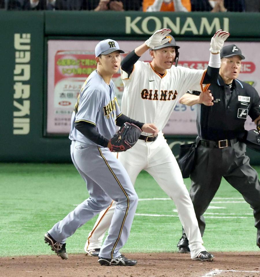 　４回、泉口に２点適時打を浴びた門別。右は生還した坂本