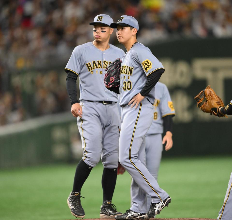 　４回途中、降板する門別。左は佐藤輝（撮影・堀内翔）