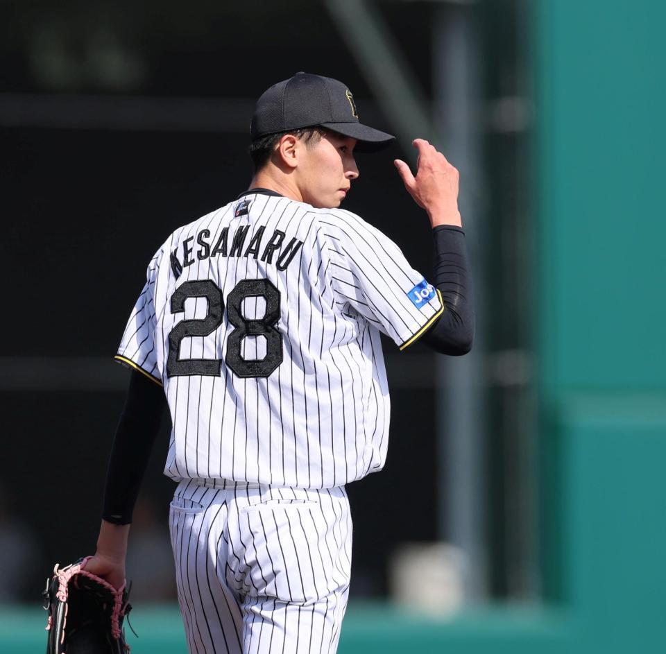 　７回、和辻を二ゴロに打ち取った今朝丸（撮影・北村雅宏）