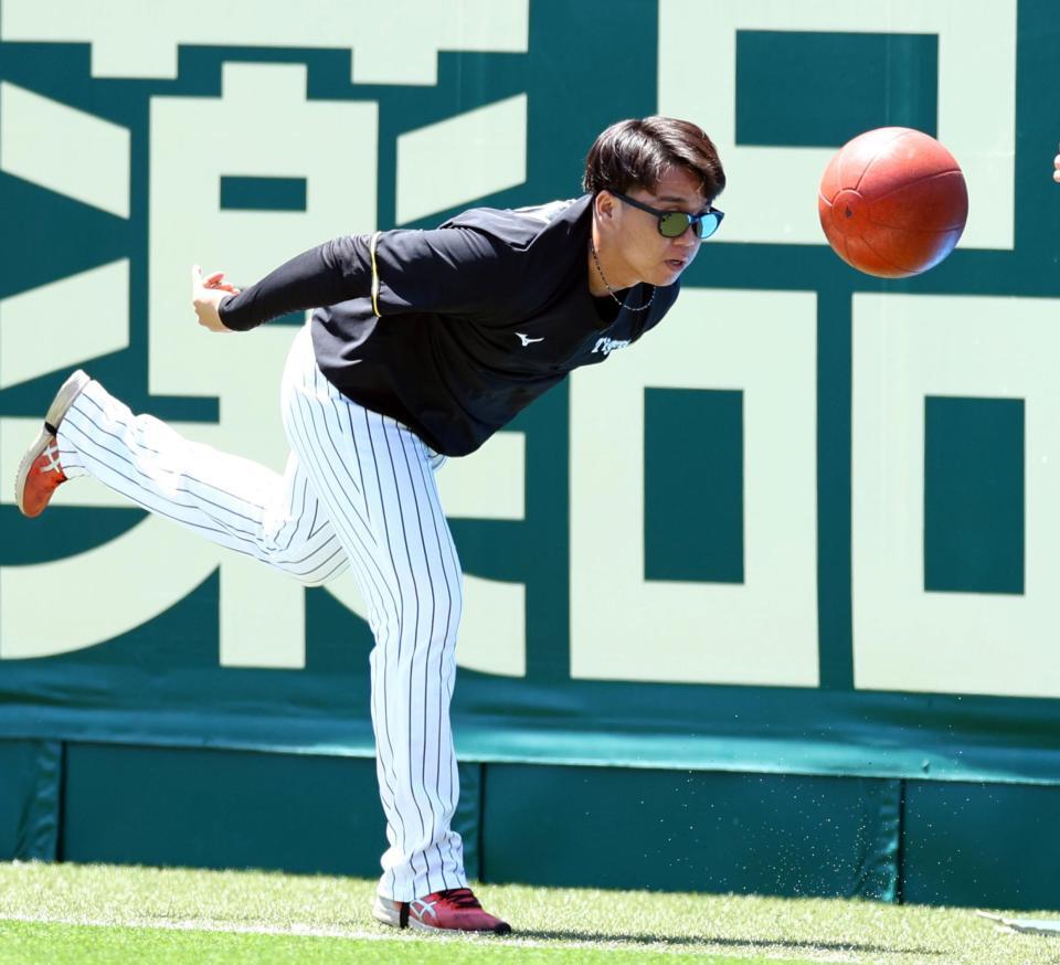 　登板に向け調整する村上（撮影・山口登）