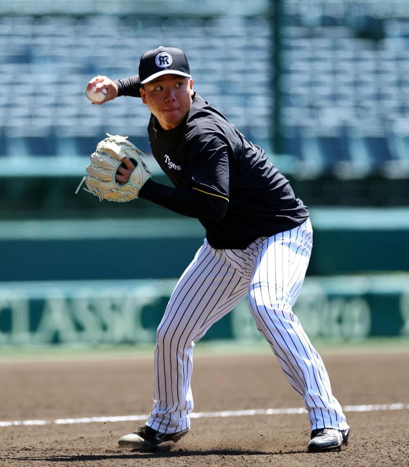 　ノックを受け、送球する村上（撮影・山口登）