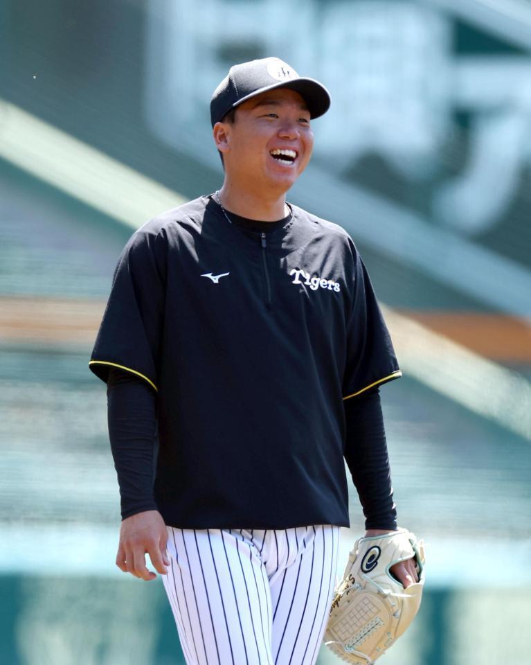 　練習中、笑顔を見せる村上（撮影・山口登）