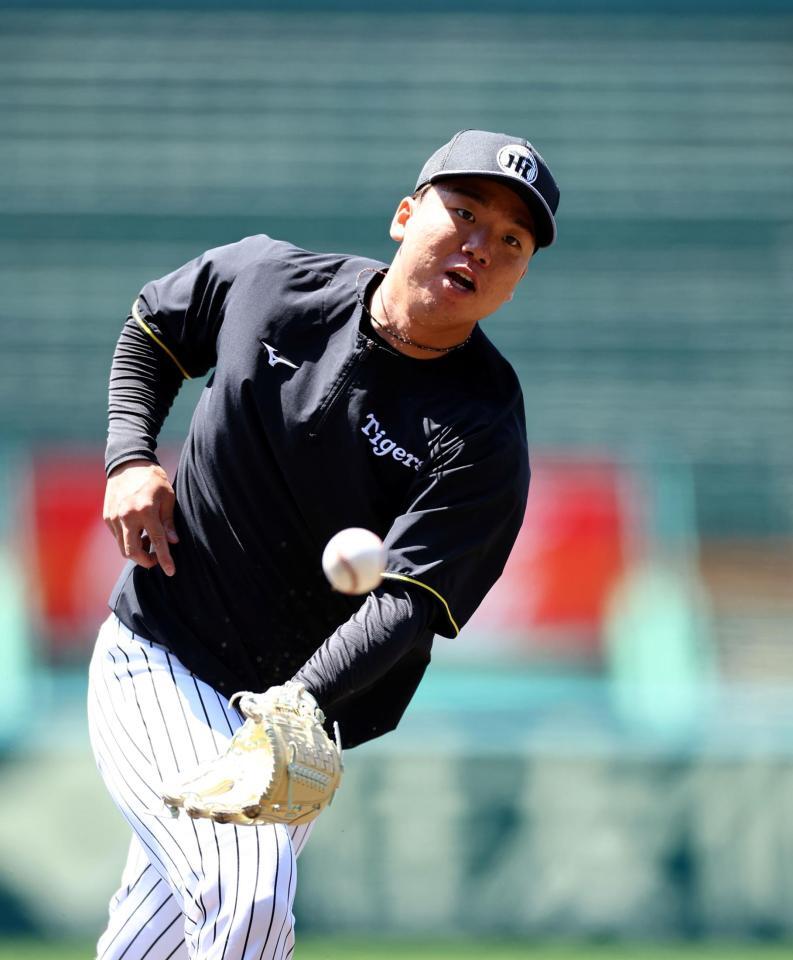 　ノックを受け、グラブトスす村上（撮影・山口登）